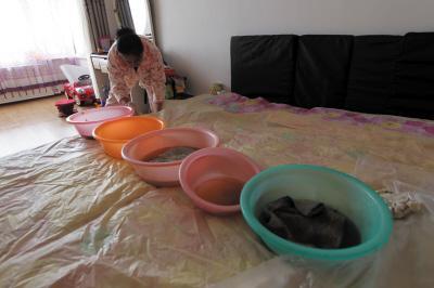 昌宁楼上漏水，住户失联，小区没物管，业主维权难！律师来支招……